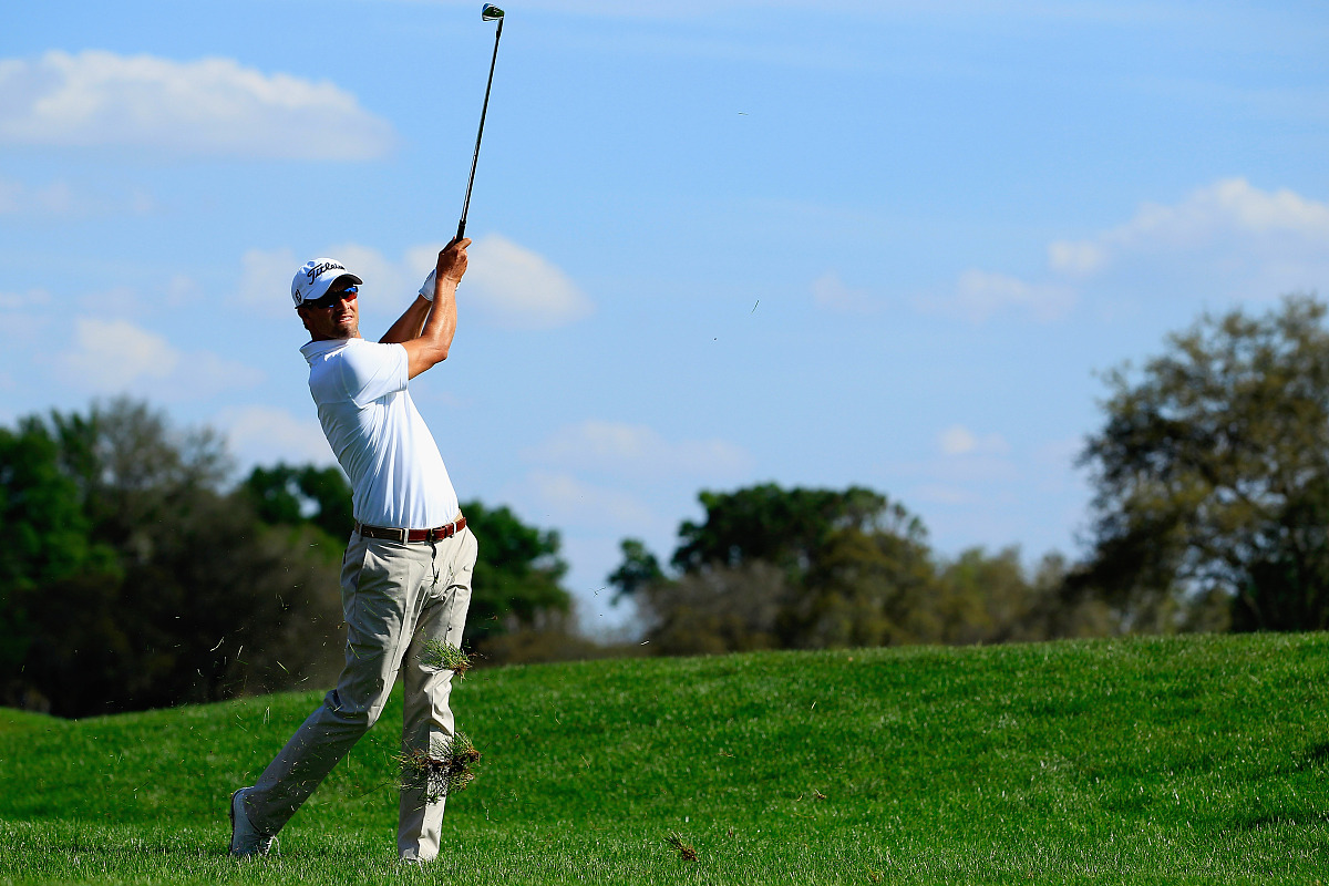 球赛活动流程1 开场仪式：球赛开始前主办方会举行开场仪式包括国歌奏响、颁发奖杯、介绍球员和裁判等环节。2 球赛正式开始：两队球员进入球场裁判吹哨比赛正式开始。比赛时间一般为90分钟分为两个45分钟的半场中场休息时间为15分钟。3 比赛过程：比赛中两队球员互相攻防争夺进球机会。裁判会根据比赛规则判断犯规、判罚点球等。4 半场休息：上半场结束后两队球员会进入更衣室休息15分钟准备下半场比赛。5 下半场
