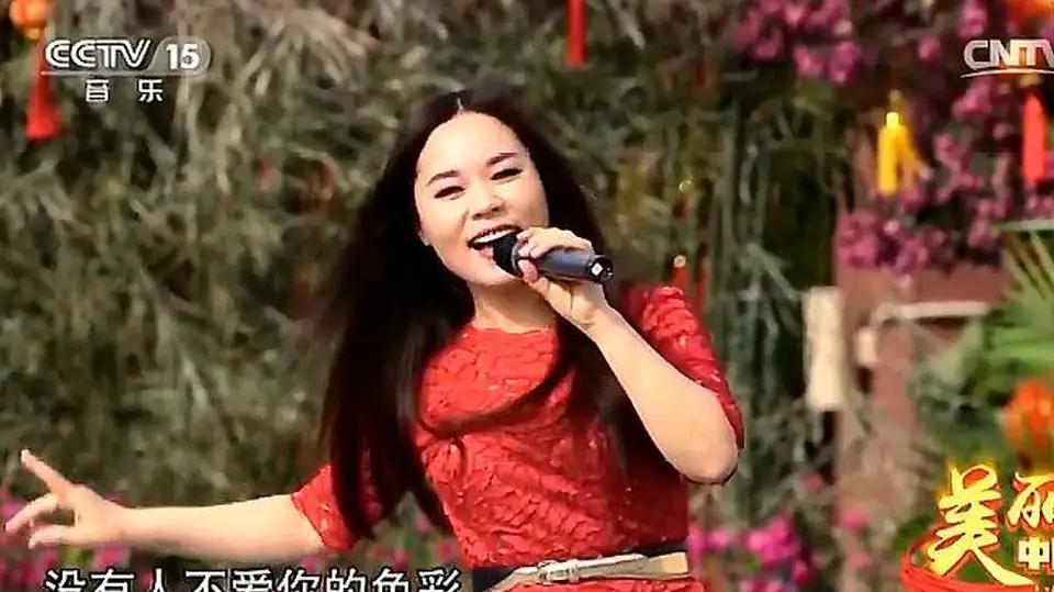 [图]郭蓉深情演唱一曲《红旗飘飘》,经典歌曲,宛如天籁!