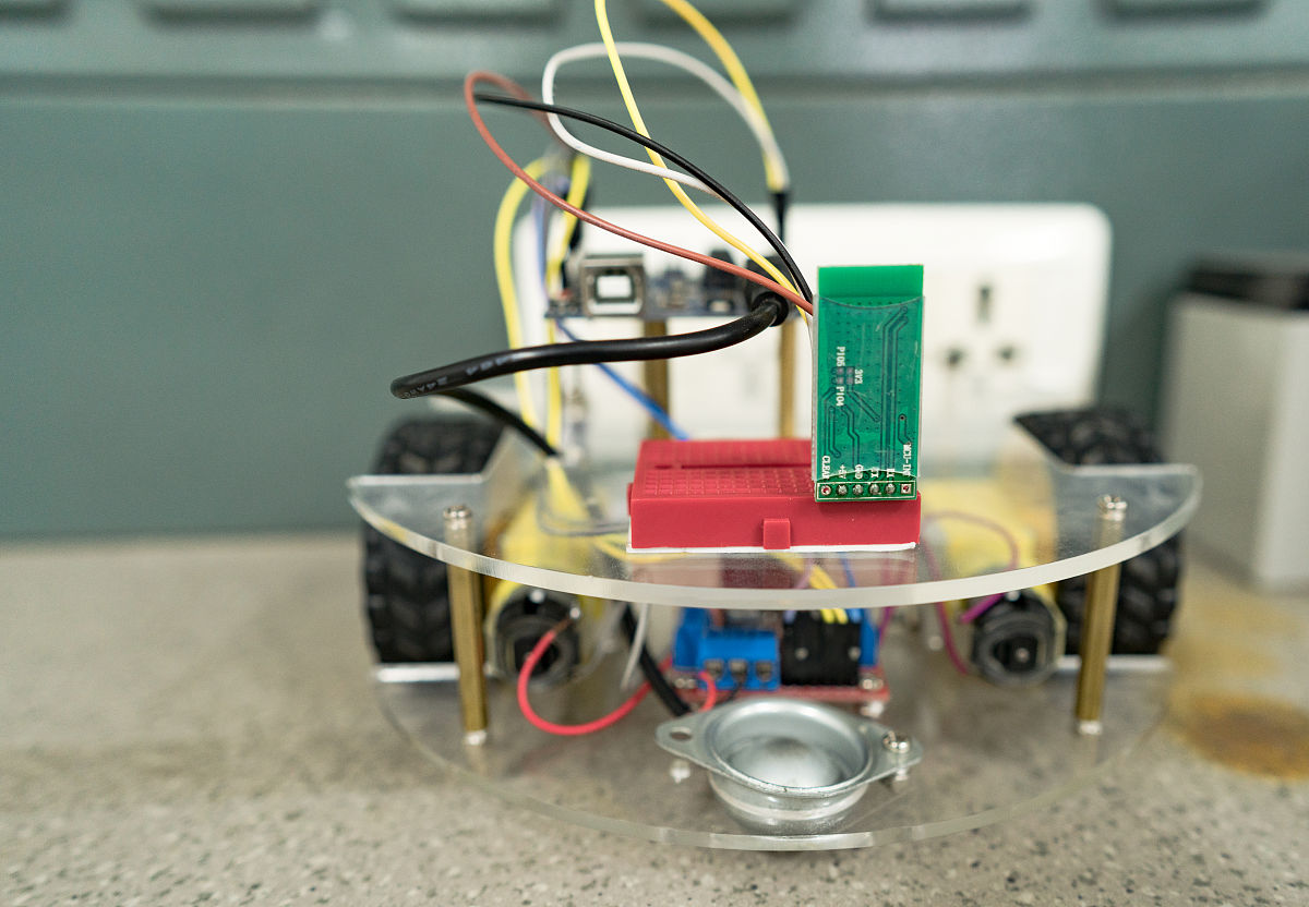 为了达到论文降重的目的请将下面这句话换一种说法速度环是PI控制速度环为了能保证稳定时候速度为0防止出现小车为了保持固定角度一直前进的情况更多的需要积分控制速度环的变量是轮的速度对其进行积分可以让滞后调节进行反作用这里有一个平衡小车的工程经验：Pi=1200Kp所以只需确定Kp即可。先确定Kp的极性则需知道轮子转向是负反馈还是正反馈当我们模拟转动小车的轮子时正确的极性应该使得小车轮子继续沿刚才转动的