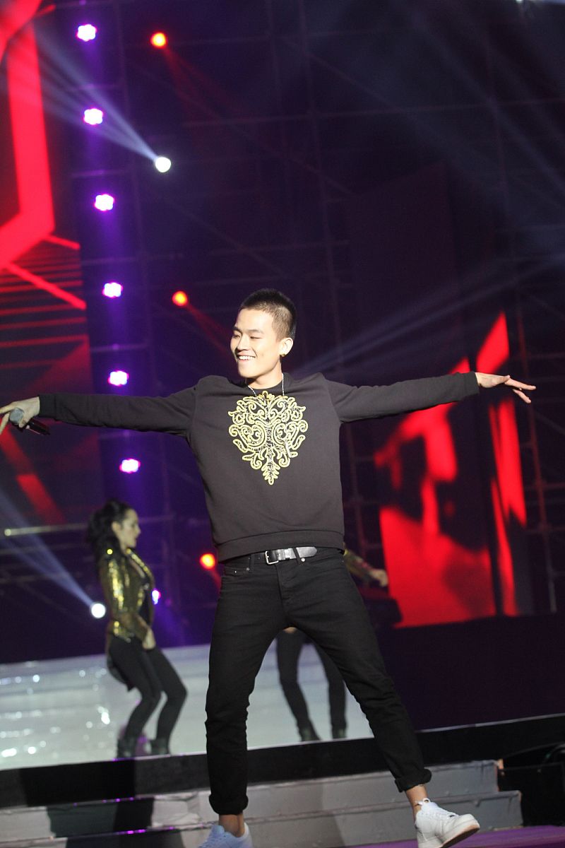 2013年10月26日,湖南宁乡,2013快乐男生赛后首场演唱会在湖南宁乡县百