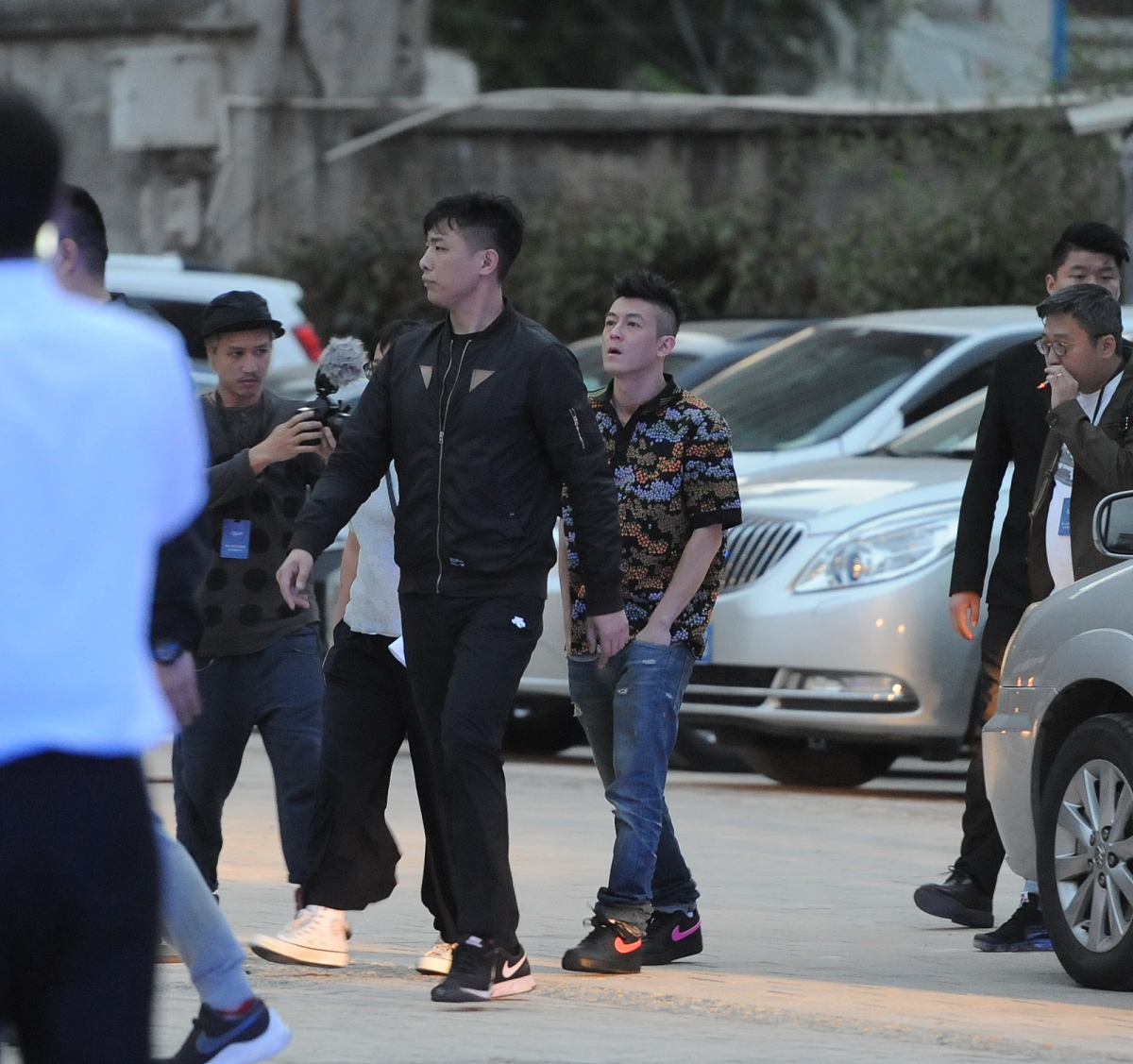 修真界痞帅男子的外貌特征：高冷与不羁的魅力