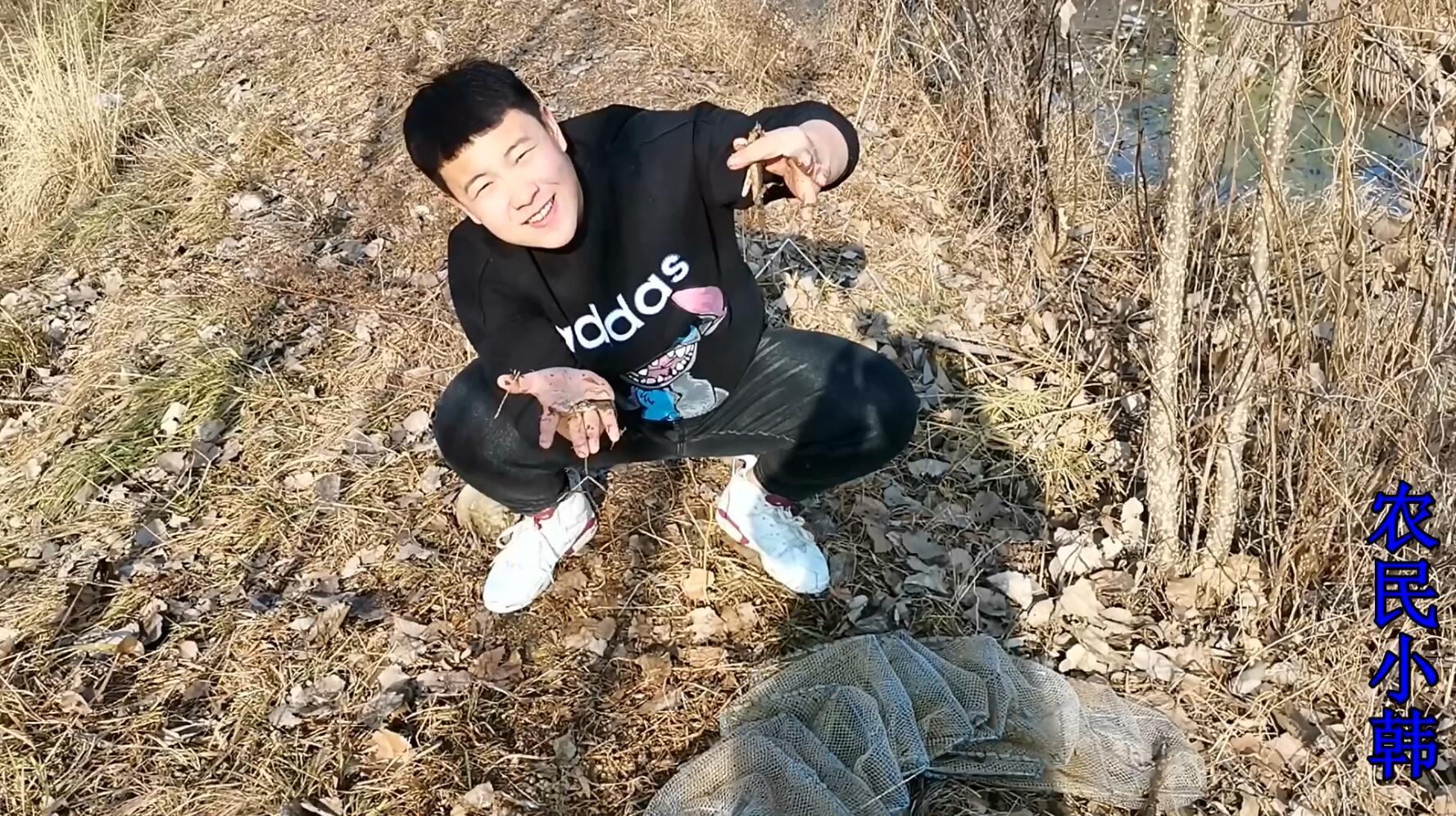 调皮小伙挑逗水鸭子差点说跑题,收地笼才发现地笼下在黄鳝坑里了