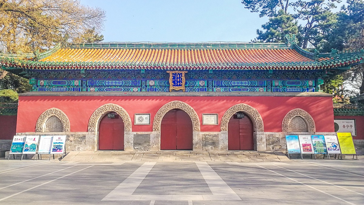 请你为我的形势与政策论文提供一些想法以下是一些可能有用的想法：1 探讨当今世界政治经济形势的变化分析其对中国的影响。2 分析中国政府如何应对当前的国际形势特别是在贸易战和地缘政治问题上。3 研究中国的外交政策重点关注中国与美国、欧盟、日本等主要国家的关系。4 研究中国的国内政策特别是经济发展、社会保障、环境保护和民主改革等方面的政策。5 分析中国的政治体制和治理能力探讨其优点和缺点并提出改进的建议