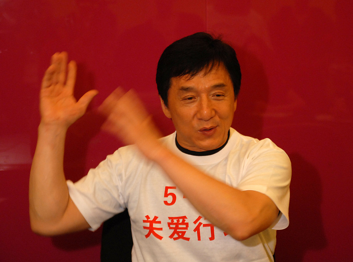 2008年5月15日,北京,成龙录制赈灾歌曲《生死不离》.+++_+++生死不离