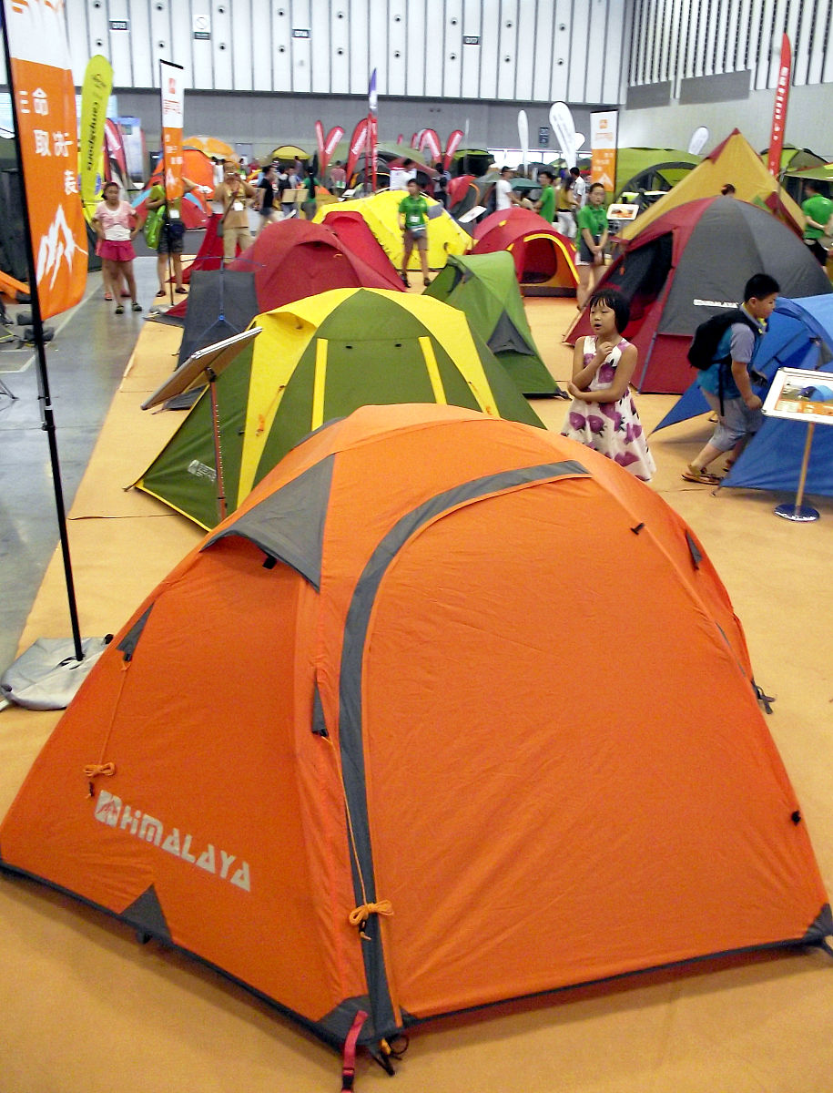 请用表格的形式列出中国常购买的户外帐篷品牌请列出20条明细店铺名不要重复店铺名不要重复。下面是我举例样品： 物品 天猫网购平台 高端品牌 最低价 最高价 店铺名称 天猫店铺公司全称 适合年龄范围 手机 天猫 高端 120 2600 levi’s 官方旗舰店 利惠商业上海有限公司 20~45