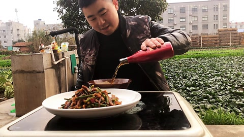 羊鞭烧羊蛋,蒜苔加洋葱,配上一碗黄酒,小伙真会吃