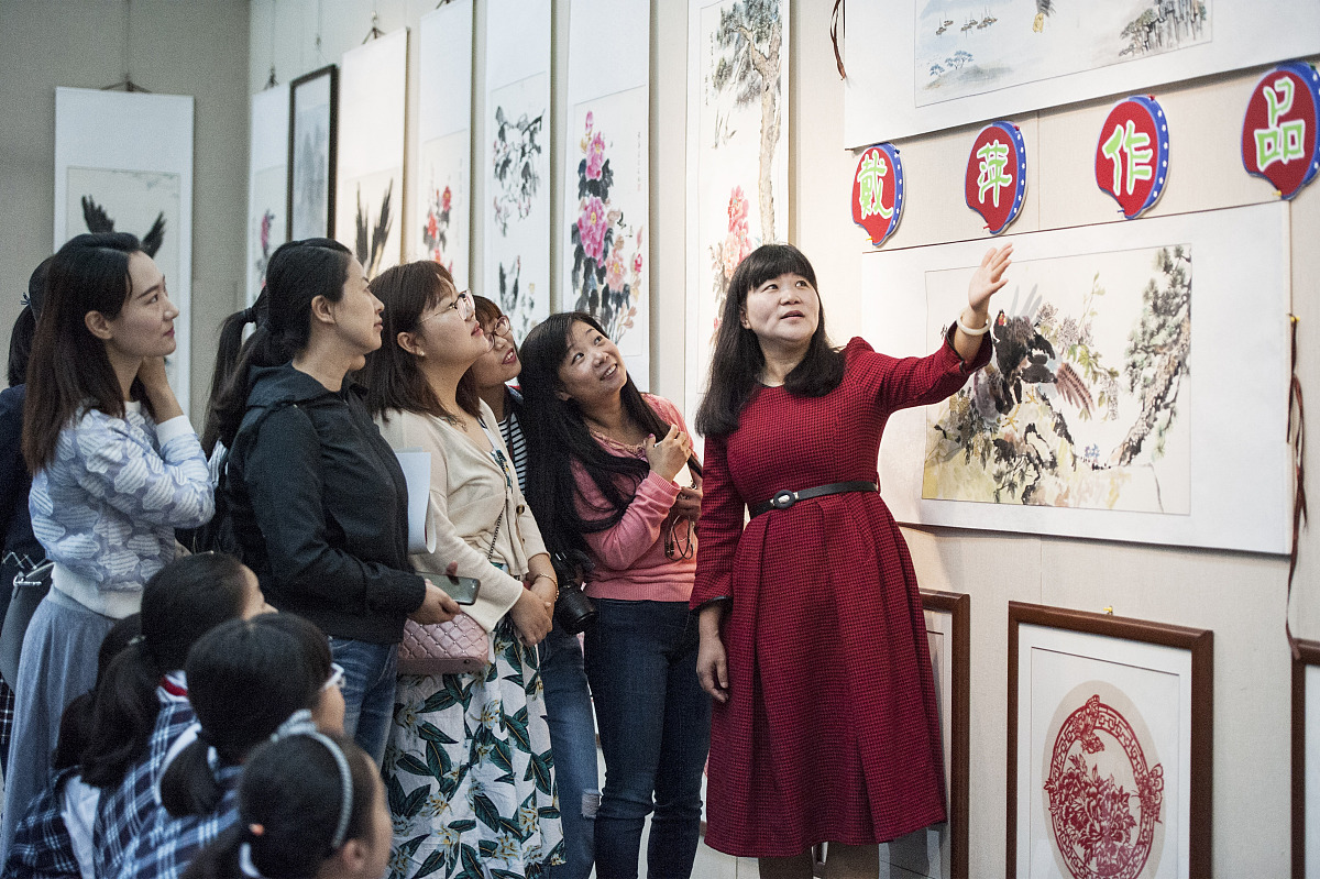 学校有个美育的活动有老师表演然后介绍美育；参考材料以感受美育开始新学期为主题用莫言的写作风格写一篇文章