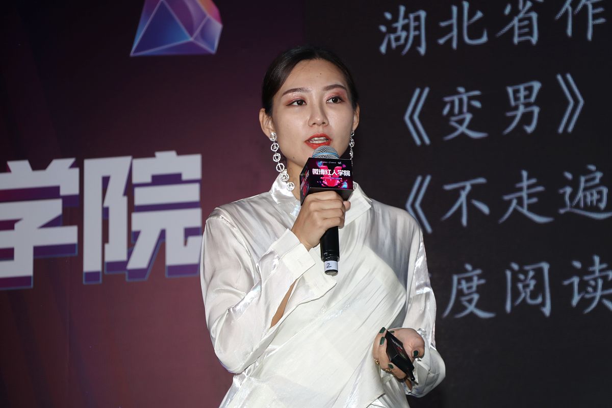 2019年11月24日,上海,中国第一足球宝贝刘闻雯跨界变网红诉说成名经历