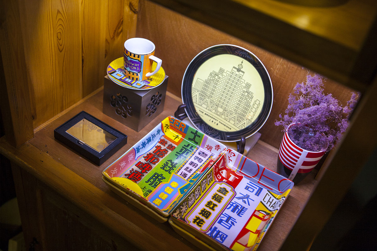 我的毕业设计做的是运用咸阳老街的文化脉络和街区形象做的一款桌游设计，目的是为了让年轻人喜爱的事物与咸阳老街的文化相结合，让年轻人更容易接受，增加趣味性，你可以帮我归纳一个毕业创作的题目吗