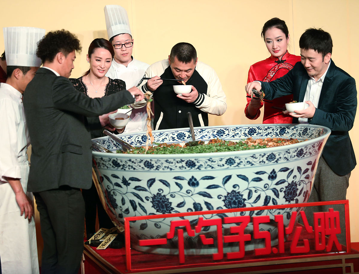 电影食神里的交替蒙太奇是从情节的哪里到哪里