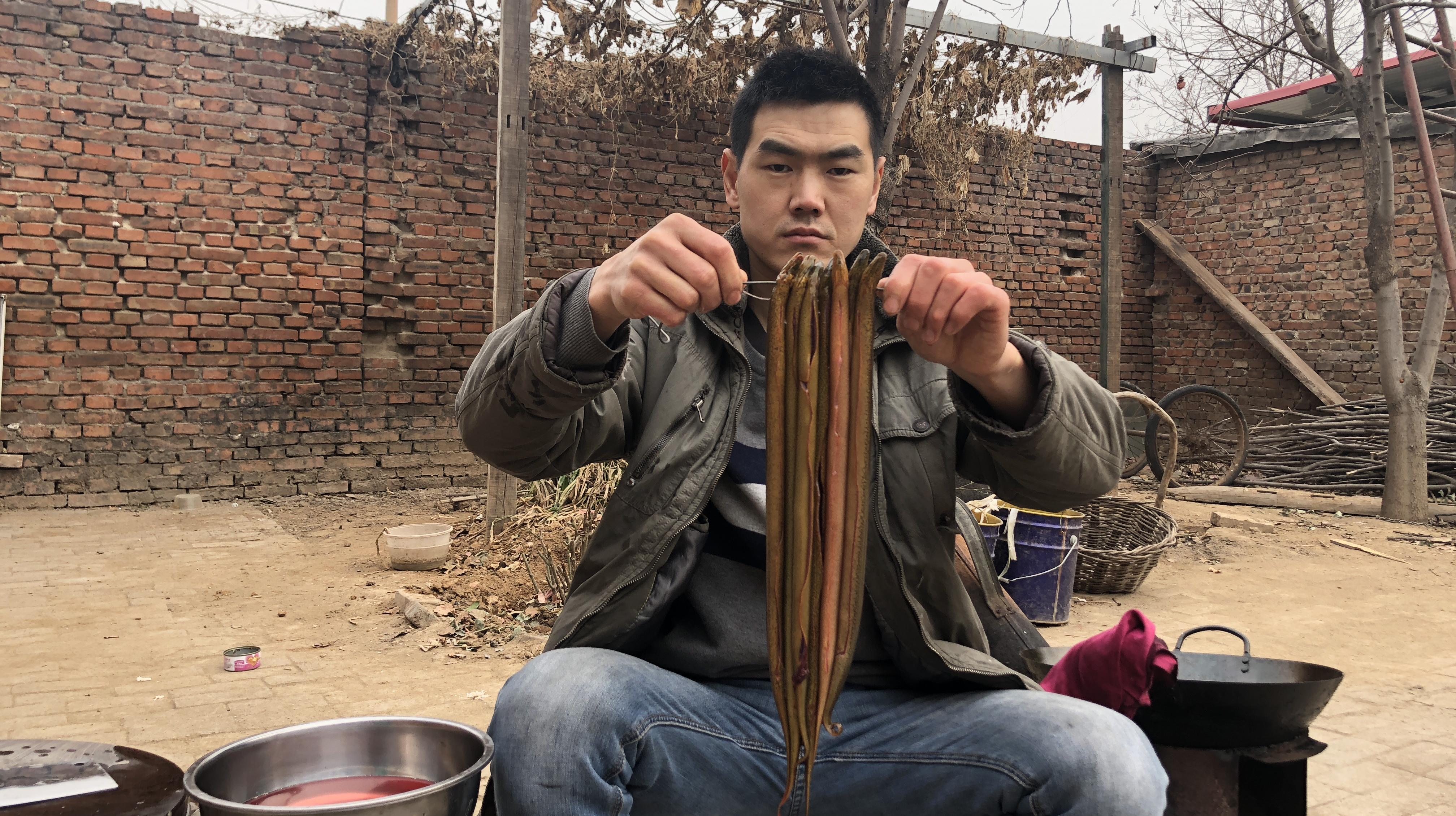 几十块买的鳝鱼,阿远做了道泡椒烧黄鳝来吃,入口嫩滑真滋味