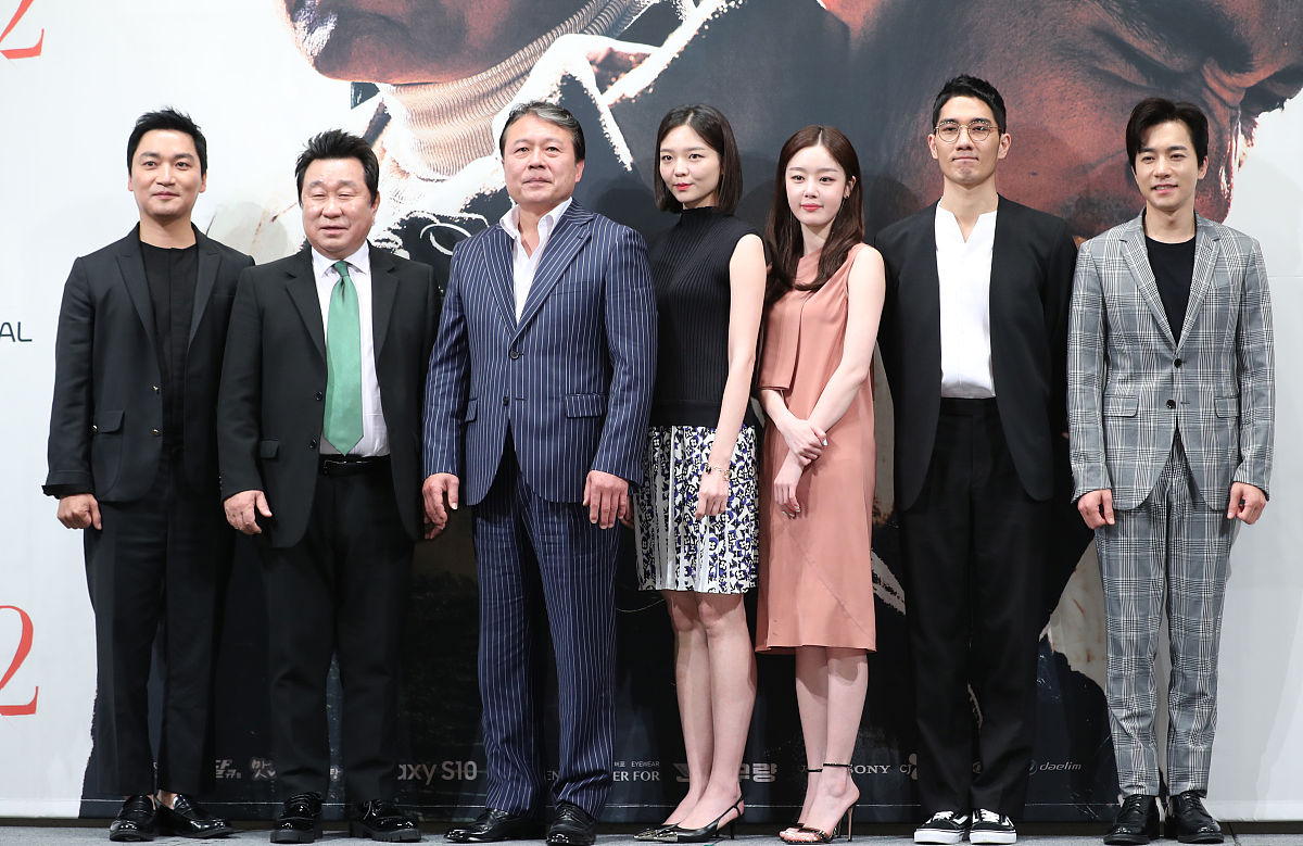 2019年4月30日,韩国首尔,明星出席《救救我2》新闻发布会. (), , , , 