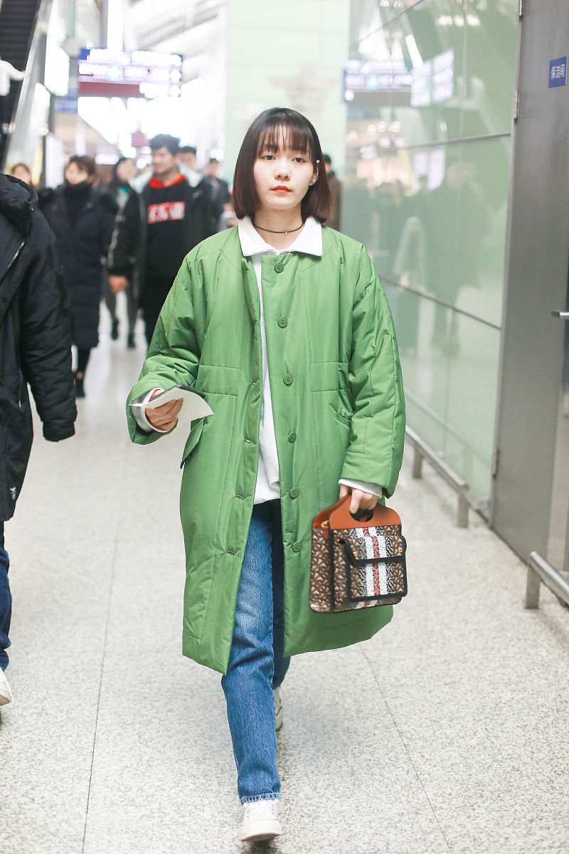 撰写一篇早秋开学穿搭的文案以描述服饰具体细节为主题服装类型：复古绿色绒感夹克衫外套、甜粉色简约休闲款卫衣、蓝色和紫色渐变交织的工装外套