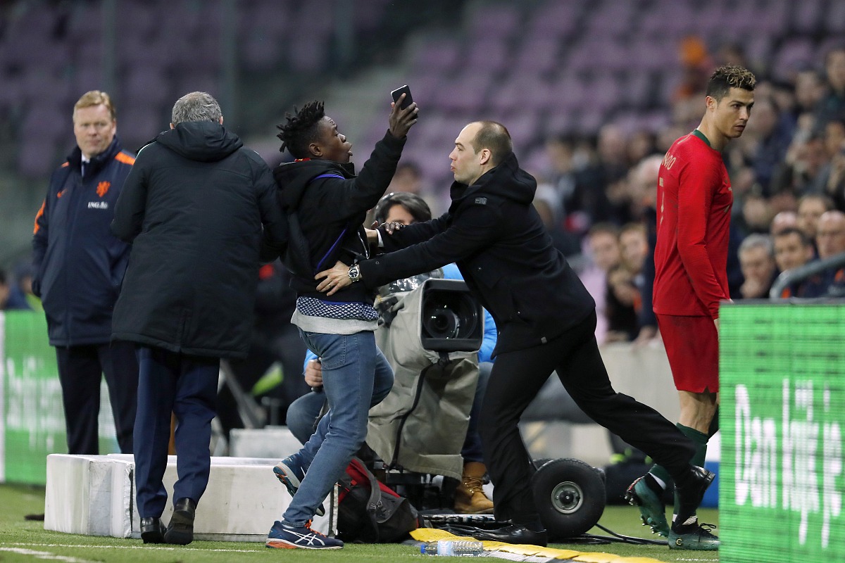 我最近发现我对喜欢的女孩越是冷淡她对我越是热情但当我向她表白后她又开始对我冷淡我心里还是很喜欢她我该怎么办