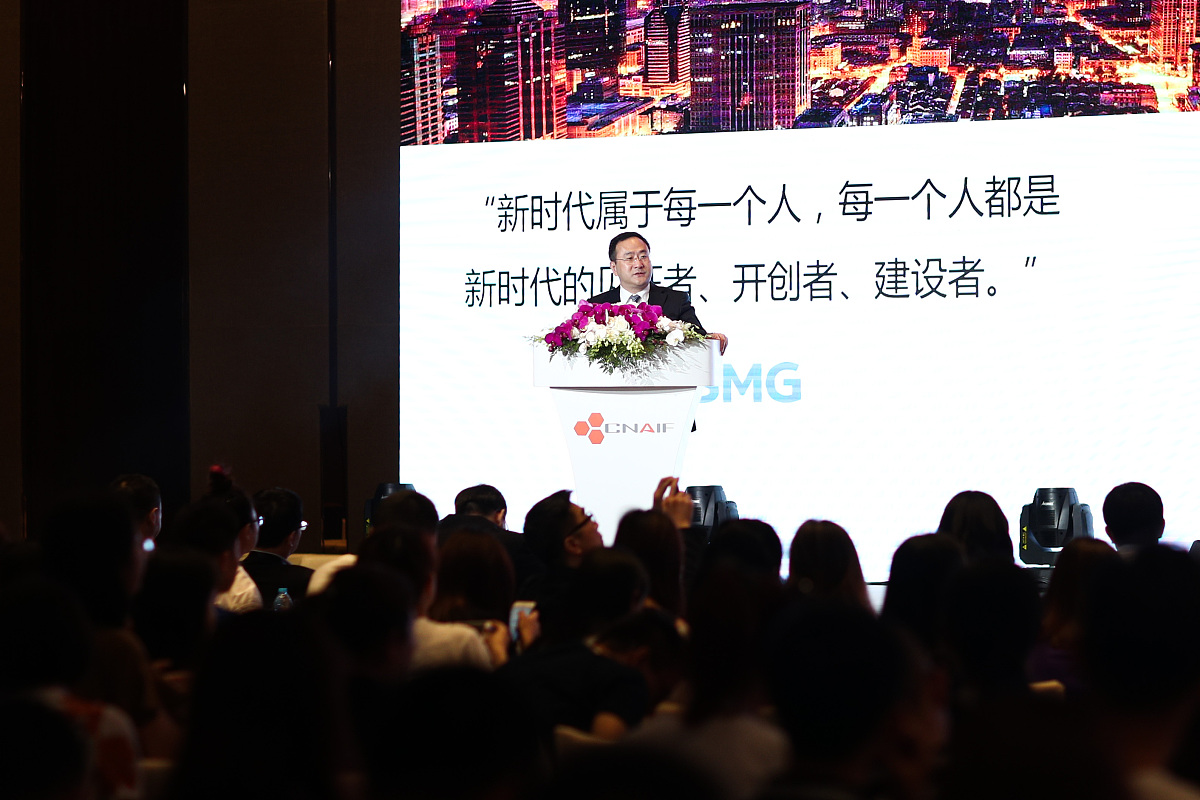 帮我降重这句话：贺爱忠教授强调内容营销关注与顾客的交流与互动针对不同类型的消费者有目的性地输出、传递有价值的关联信息。