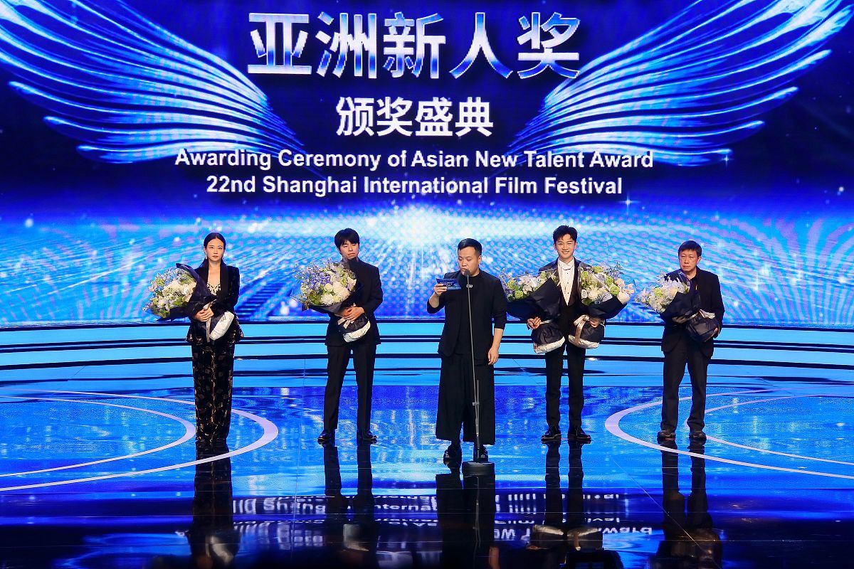 请你以一个大学生获奖者身份写一篇参加互联网＋大学生创新创业大赛获奖的心得反思字数8000字