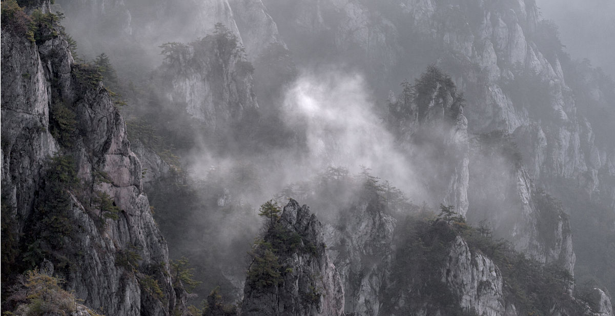 河南洛阳,秋末冬初,豫西伏牛山<strong>频</strong>现云海.