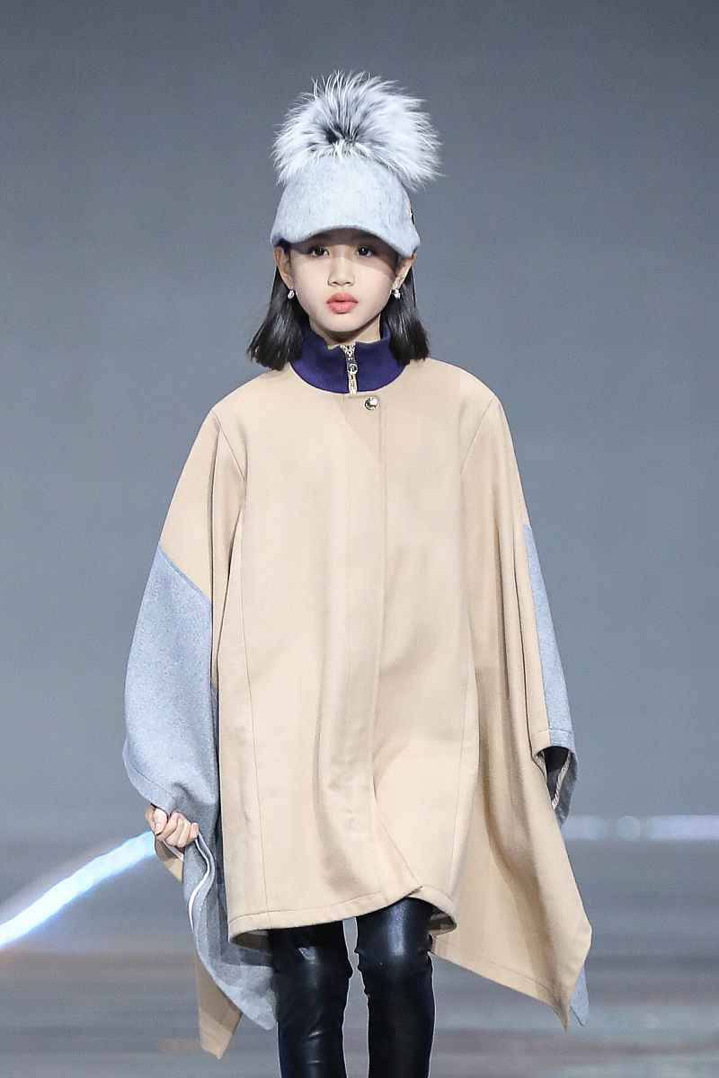 10句夸赞女士连帽卫衣的话长一点