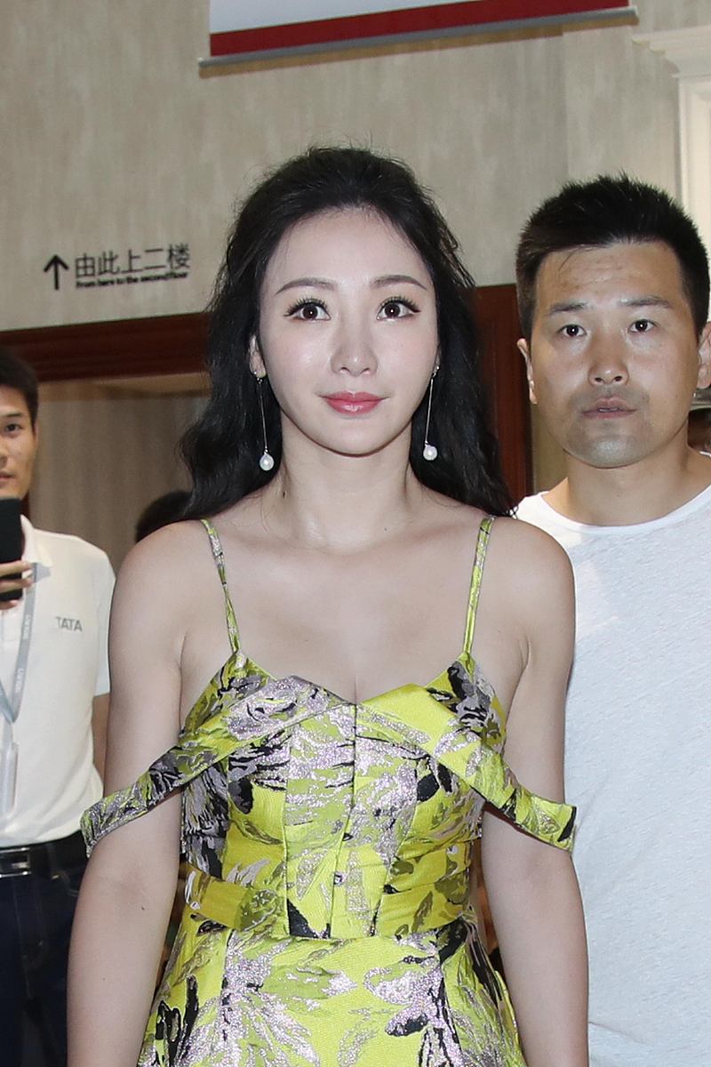 柳岩除了在性格阅历努力等一些主观因素外还有哪些客观因素促成了她的成功3000字详细阐述