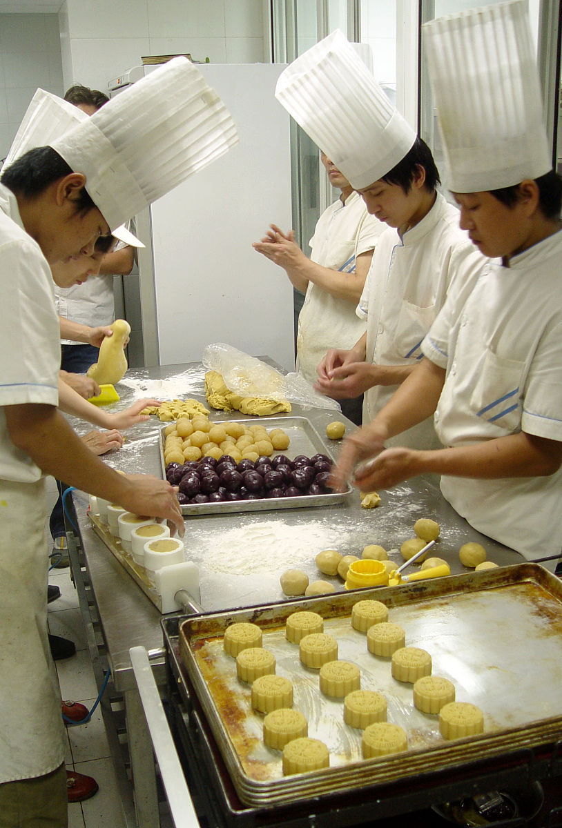 2006年9月13日,厨师们制作中秋月饼.+++_+++月饼,制作,