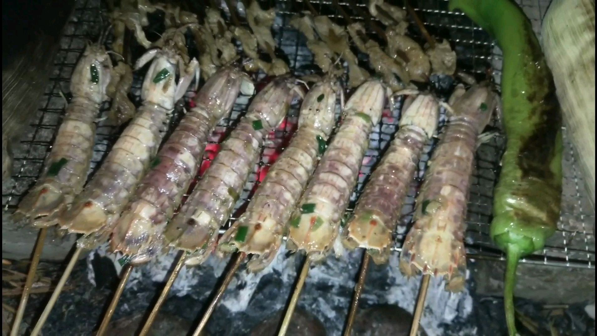 皮皮虾也能用来烧烤,这样烤出来的皮皮虾味道鲜甜,比煮的还好吃