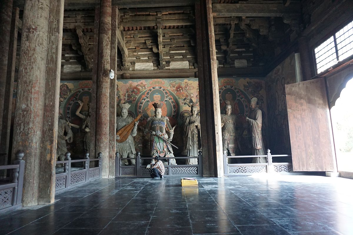 2019年9月30日,山西大同,辽代建筑华严寺.寺庙建筑粗狂.辽代雕塑庄严,