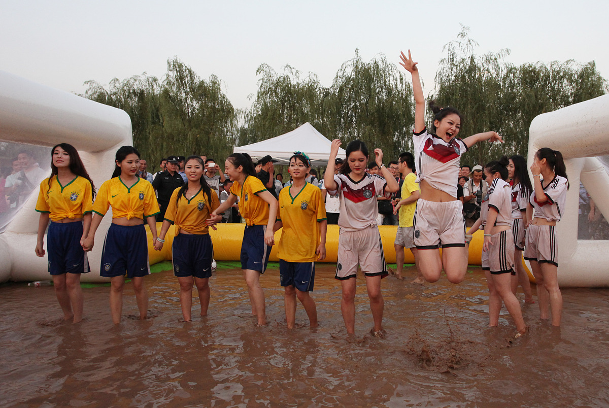 2014年7月13日下午,西安沣东新城沣河生态景区,10名西安美女在六七米