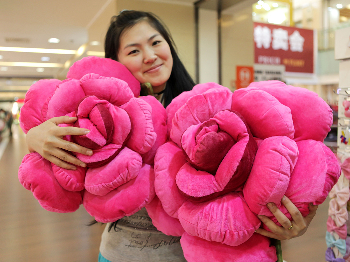 ***_***2010年5月9日母亲节,北京西单一个出售的毛绒玩具的商店,一女