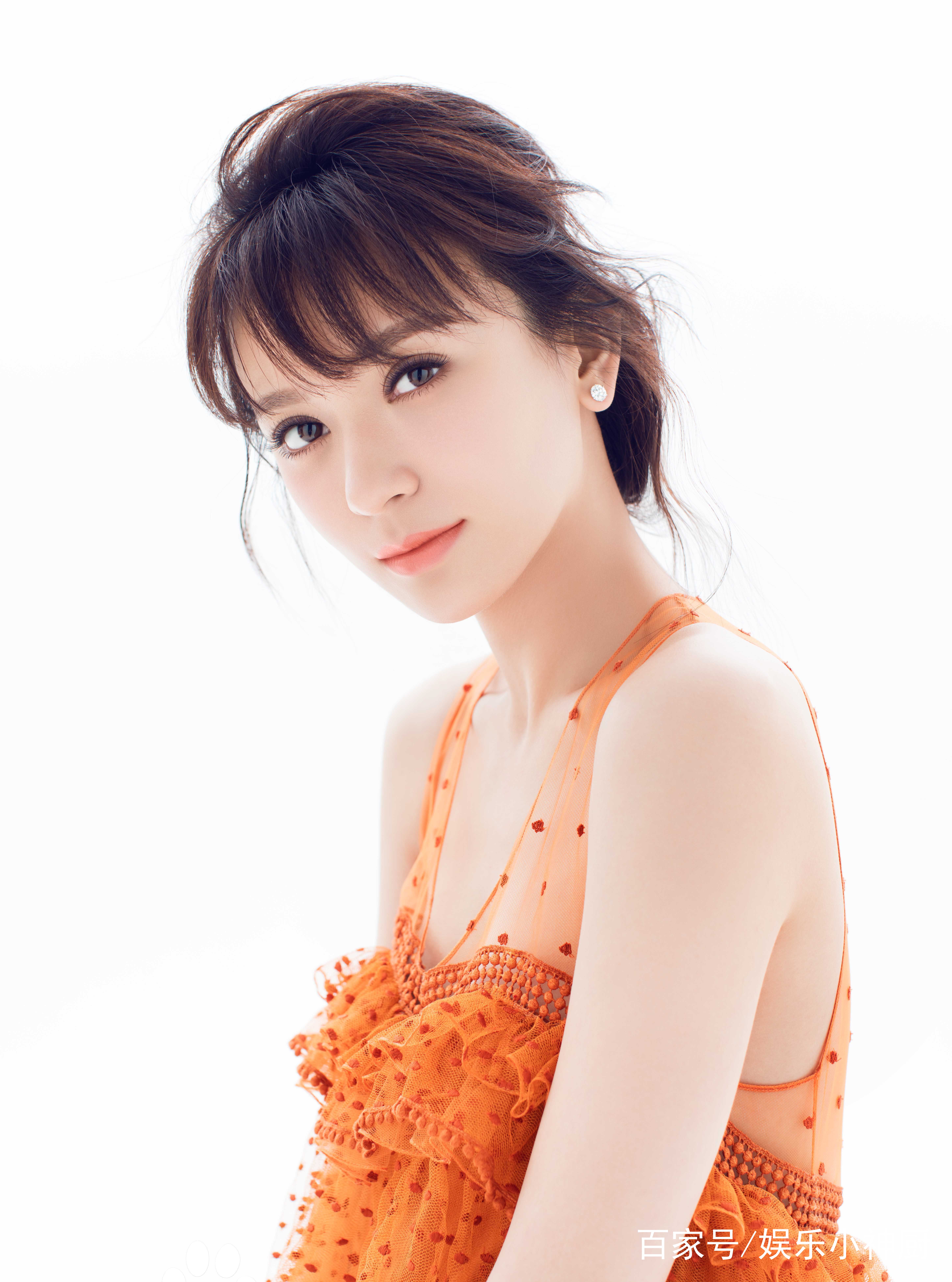 施诗:身着橘色连衣裙,将她的肌肤衬托的越发粉