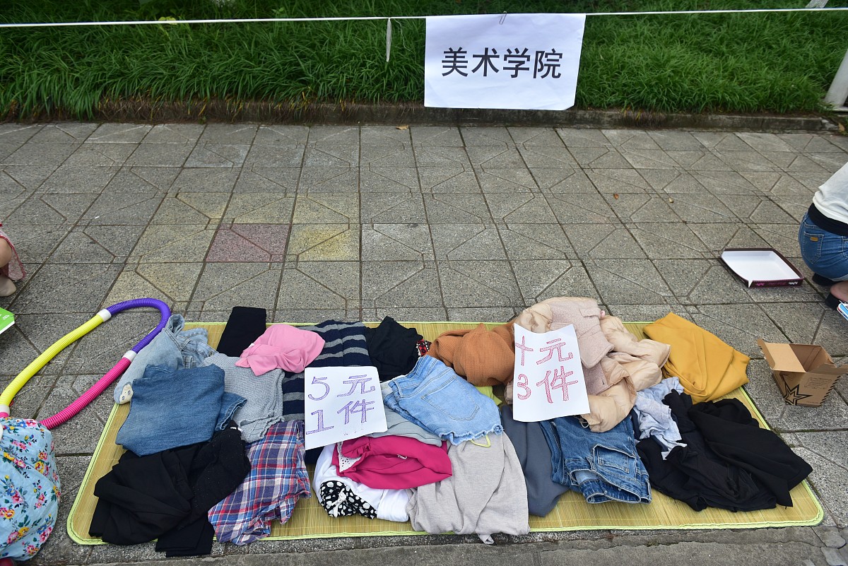 摆摊租二手泳裤合法吗？你需要知道的法律风险