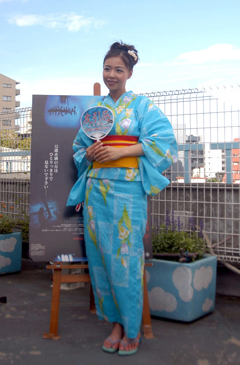 日本写真女王垠凌,于2004年6月20日下午参加了韩国恐怖片《友引忌》的