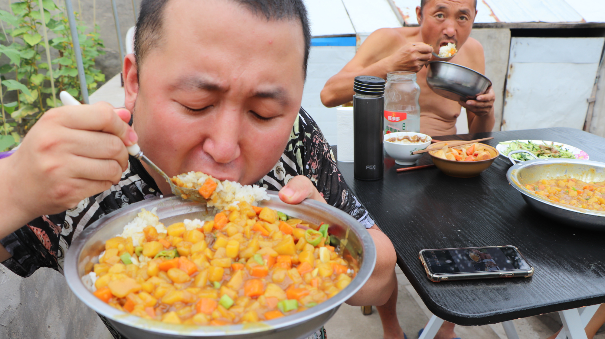 大彭今天吃素,咖喱土豆盖饭,没想到这么好吃,太爽了