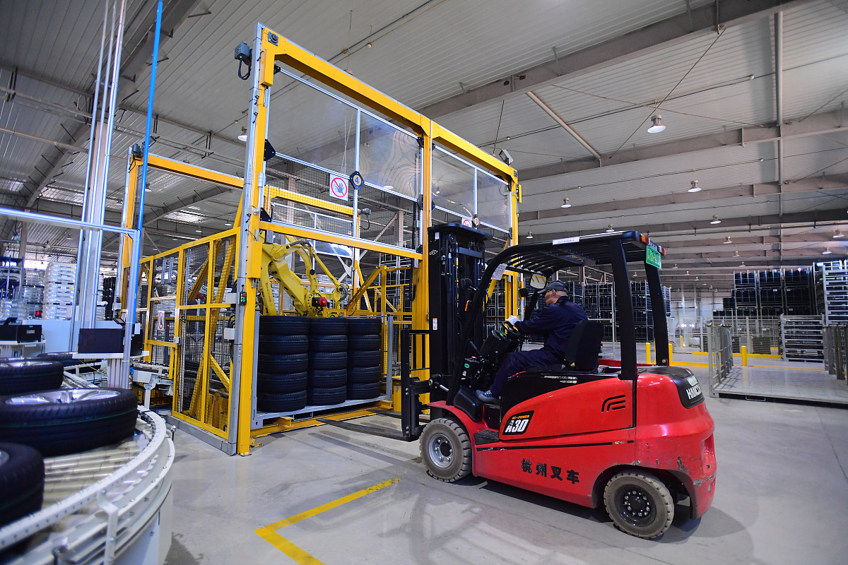 关于电动叉车在制造业的应用的500字文章