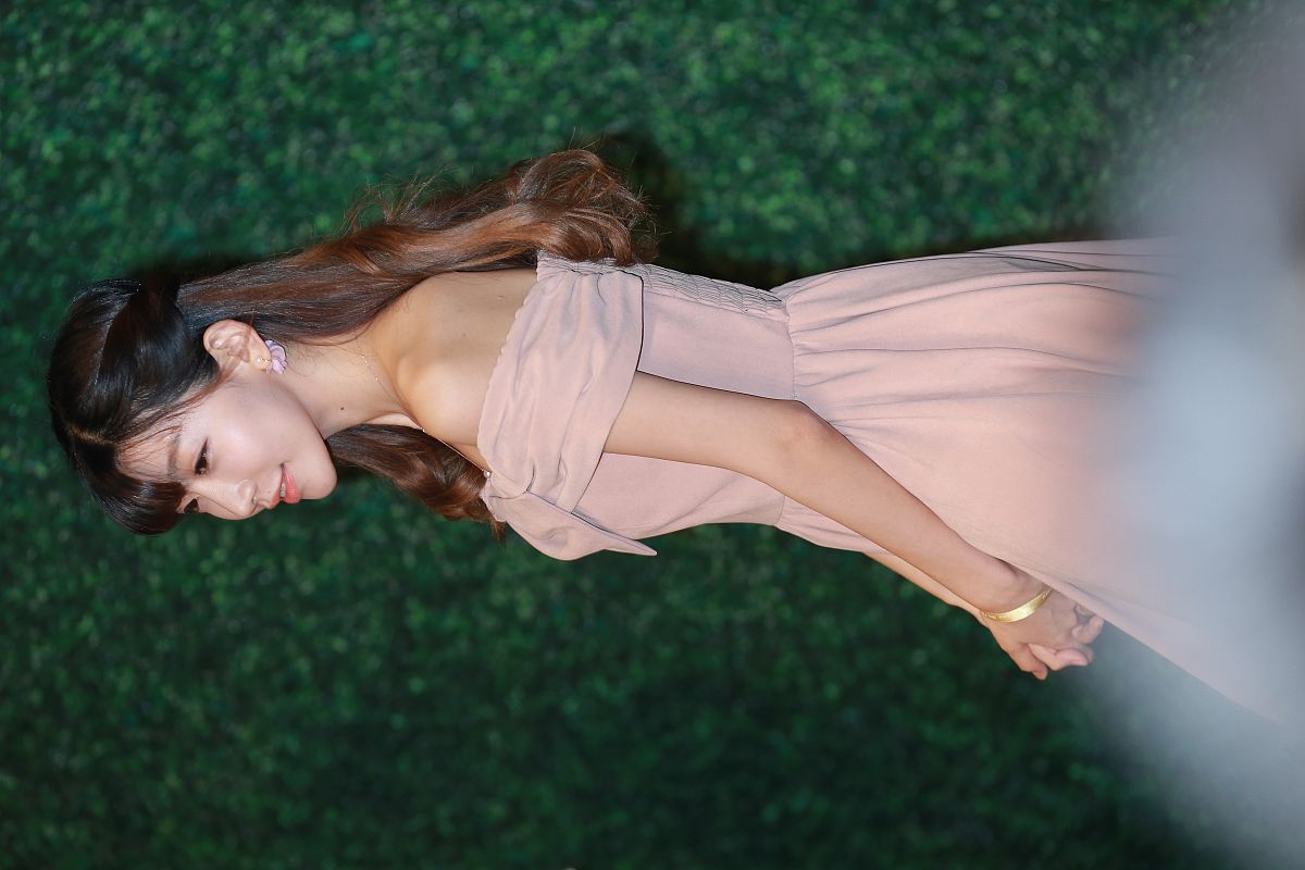 如何描述一名二次元女性年龄二十左右散发青春气息巨乳长腿肤白貌美。请提供10个关键词关键词用；隔开