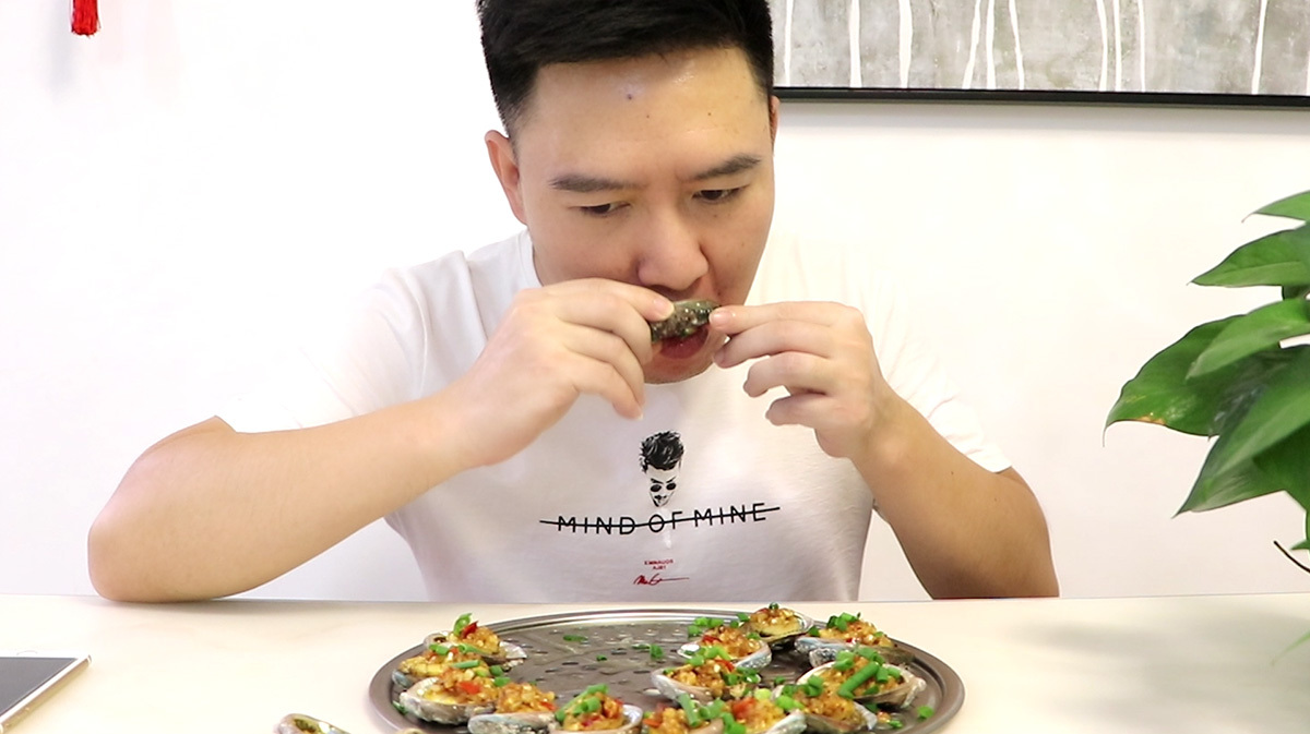 小伙试吃鲜活小鲍鱼,一口3块钱,体验鲍鱼吃到饱是什么感觉