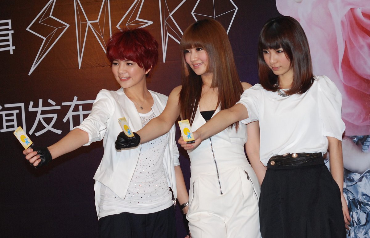 2010年5月12日,上海,s.h.e举行新专辑记者会.***_***s.h.e+++_+++发新