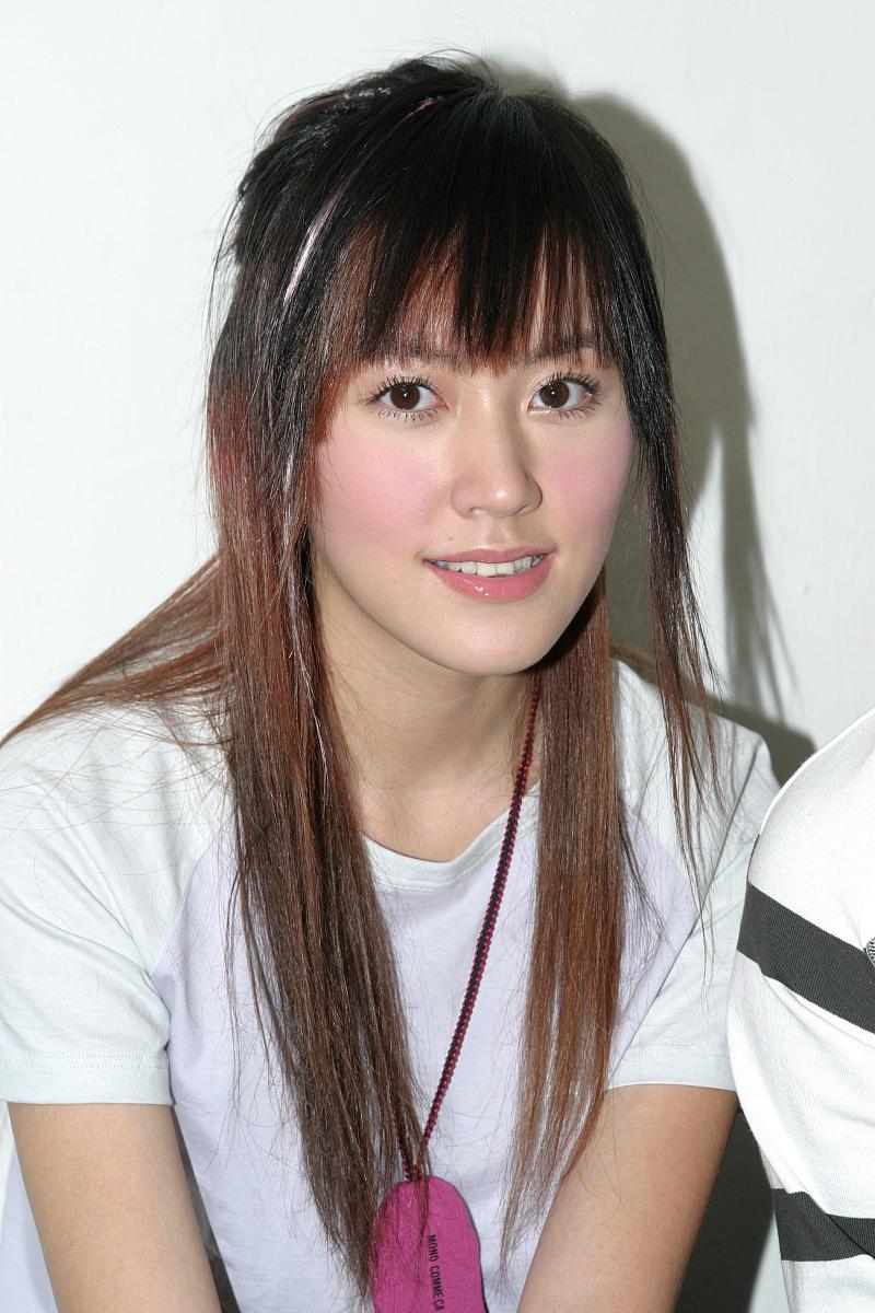 2003年12月8日,蒋雅文在香港拍摄波鞋广告.+++_+++吴浩康,蒋雅文,代言