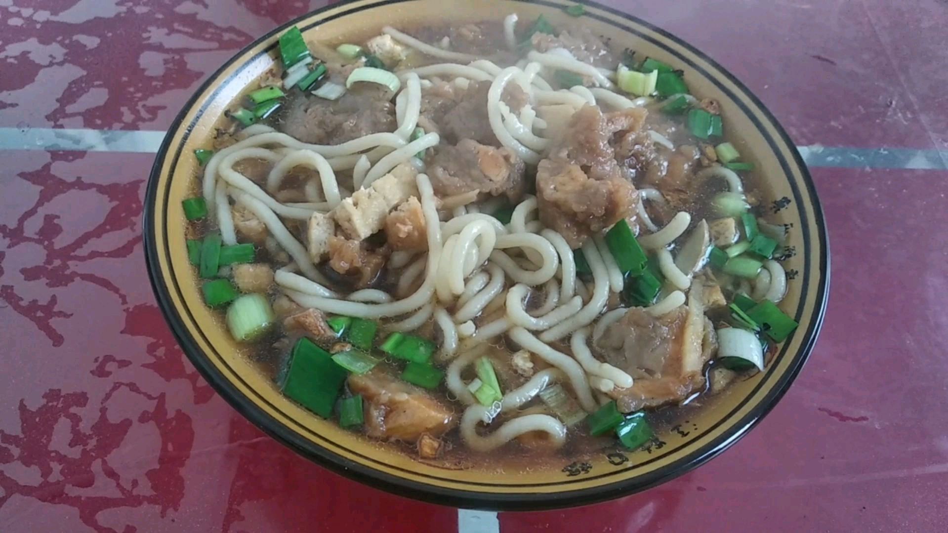 山西的名吃酥肉饸饹面,面条筋道,酥肉软嫩,吃一碗真过瘾