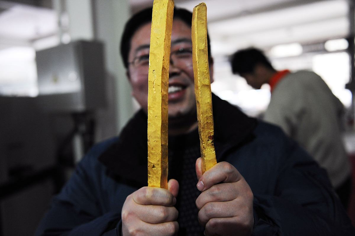 ***_***梦金园黄金饰品加工车间,黄金毛料引起一位客户的兴趣
