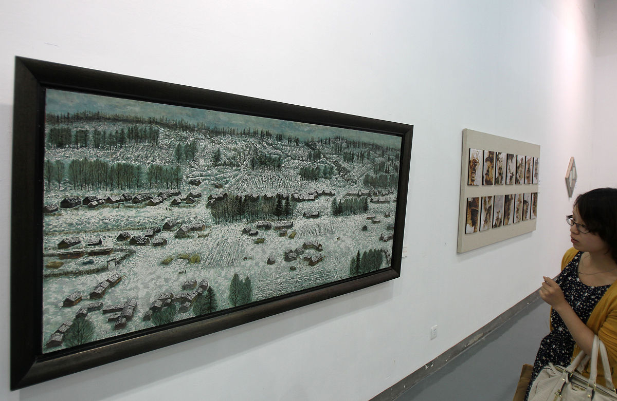   2013年9月5日 ,江苏南通,参观者观看由大漆,蛋壳,碳粉制作的漆画作