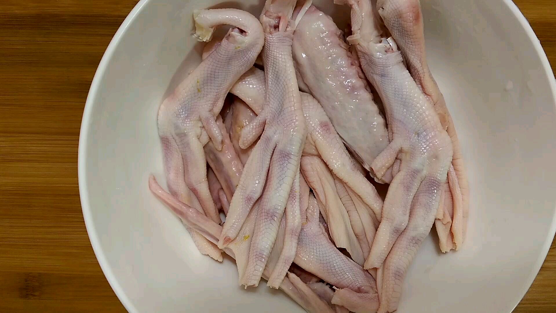 爱吃鸭掌翼的收藏了,学会广式这种特色做法,越吃越过瘾,太香了