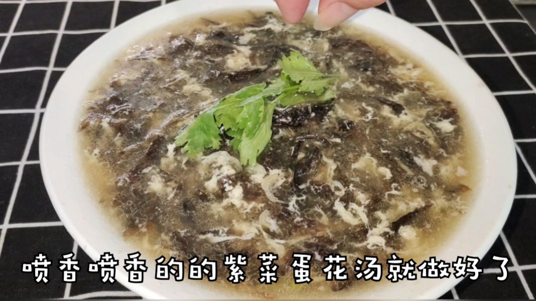紫菜蛋花汤做着简单,很多人一下锅就错了,打蛋花呈絮状有诀窍