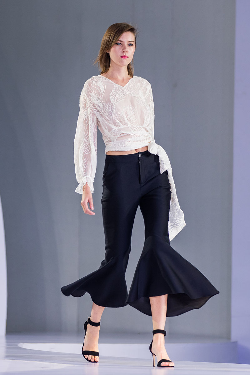 以顾客身份写5句夸赞这件女士纯色阔腿开叉长裤的话