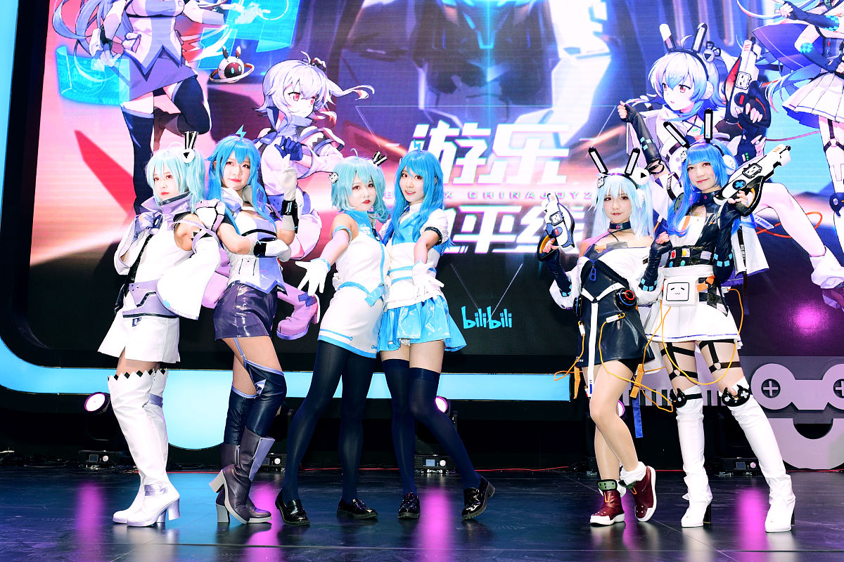 介绍一下B站男性蓝发虚拟主播橙子miu