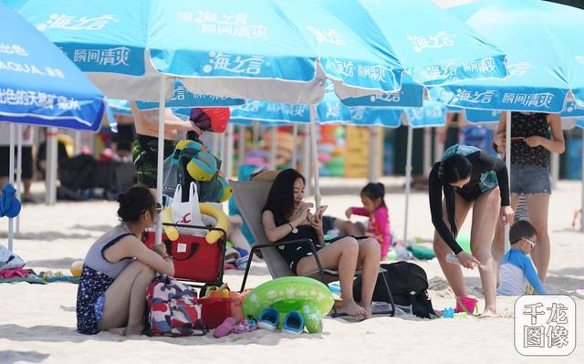 北京海洋沙滩嘉年华从2009年创办至今,已经进入第十个年头。作为夏日户外大型活动的黄金品牌,北京海洋沙滩嘉年华为广大市民和海内外游客在北京市区打造出一个高品质的休闲乐园,为北京人每年夏季的休闲娱乐提供了一个好的选择。2018年的海洋沙滩嘉年华亮点颇多,但最主要的就是恰逢俄罗斯世界杯,足球元素的介入。本届海沙节开幕时正值俄罗斯世界杯的高潮阶段,人们可以躺在沙滩上,通过大屏幕观看世界杯,还可以参加沙滩足球和九宫格射门等足球游戏,亲身感受世界杯的热闹氛围。