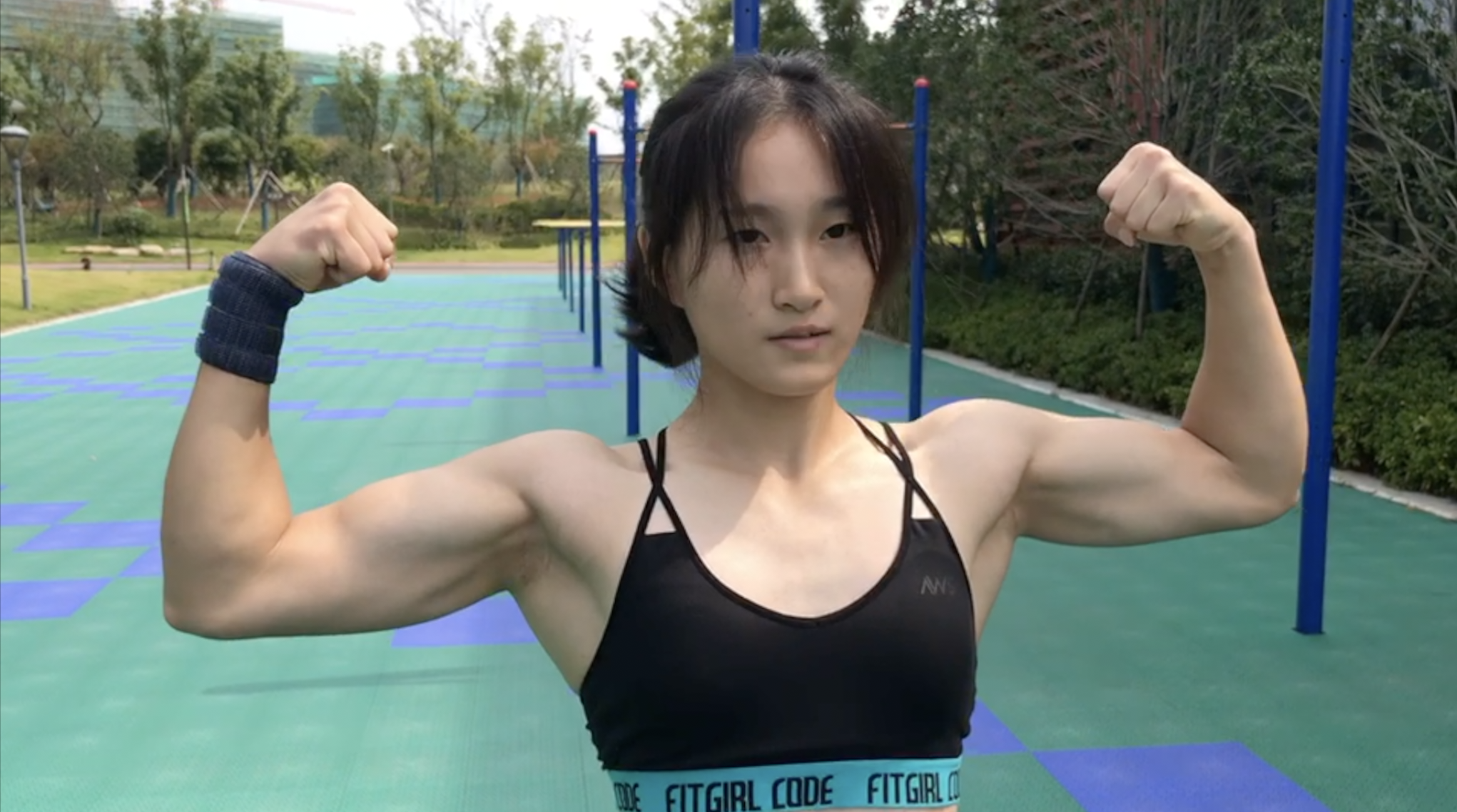 大三女生痴迷健身,增重20斤练出8块腹肌:吃食堂不吃健身餐