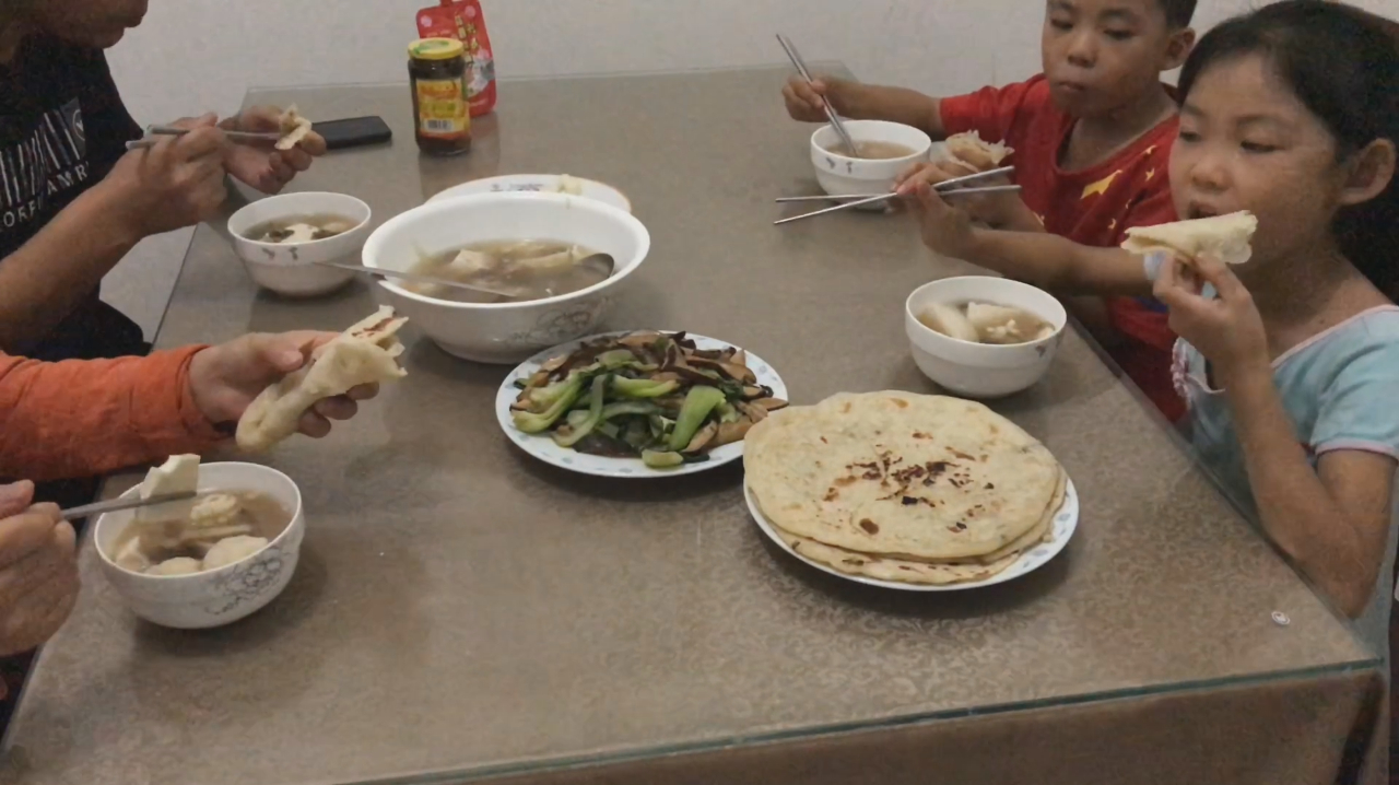 晚餐,云云做了鸡油葱花饼和鱼丸豆腐汤,老公和龙凤胎都喜欢吃