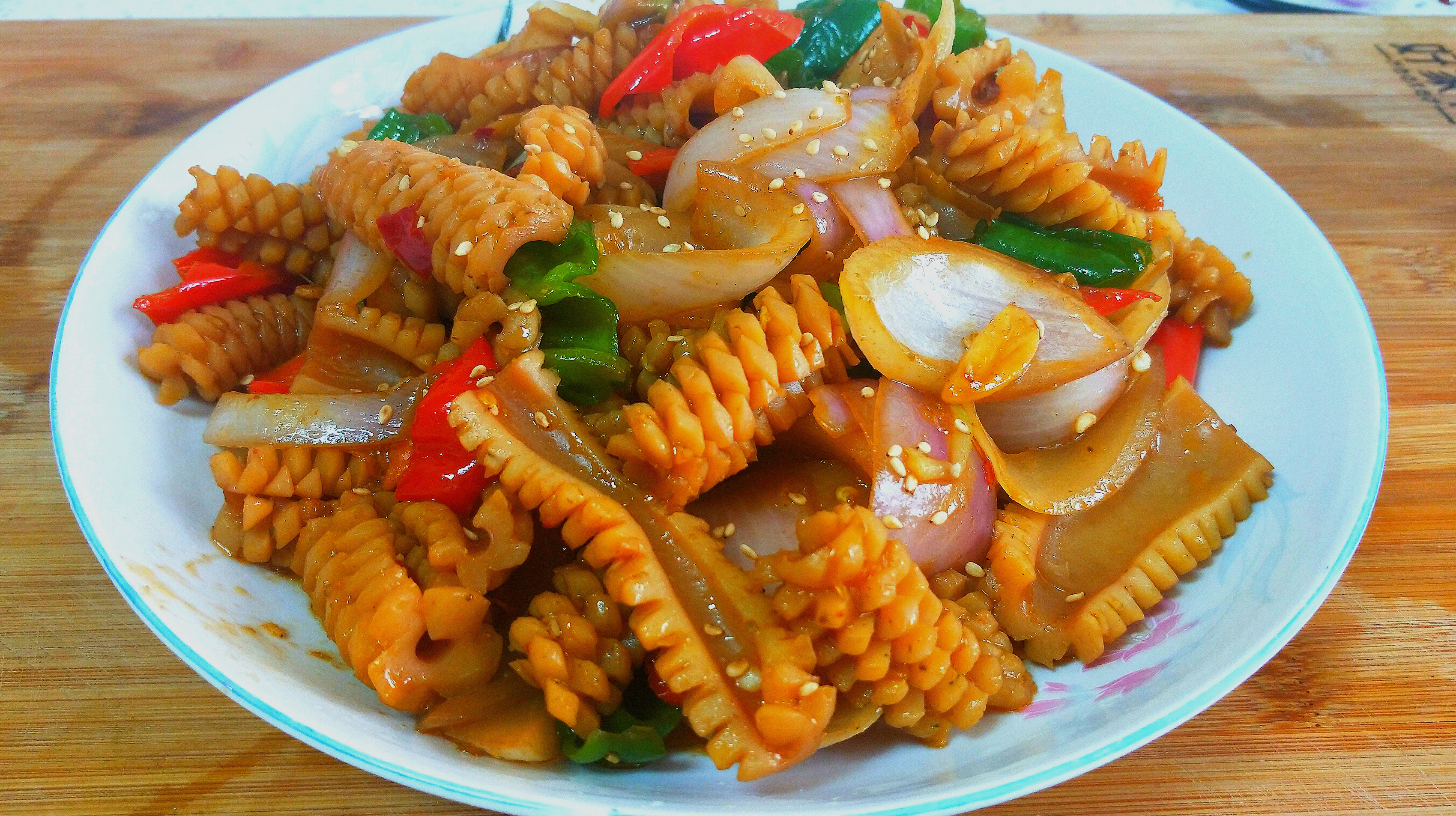 家庭版爆炒鱿鱼最好吃的做法,做法简单又美味,绝对的下饭好菜