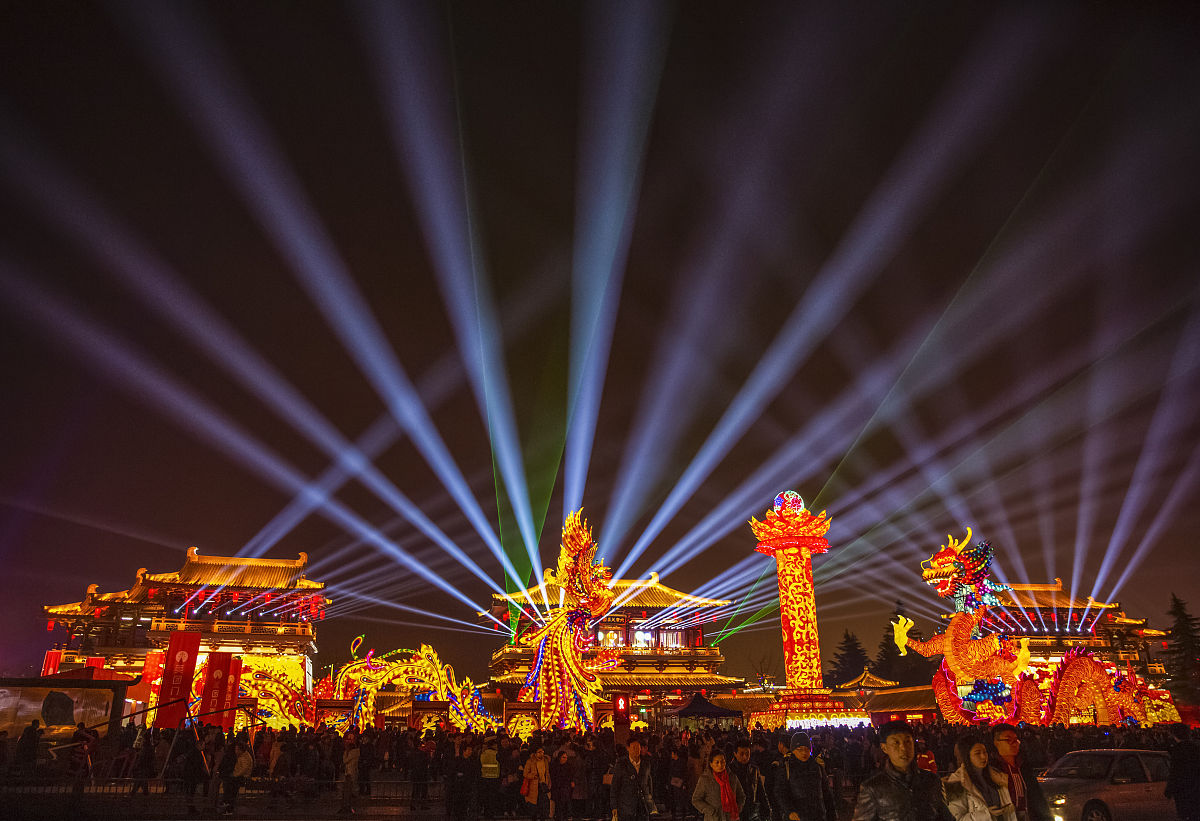 园和唐人街等各大中心广场在璀璨灯光下,仿佛进入了一个梦幻般的<strong>世界</strong>