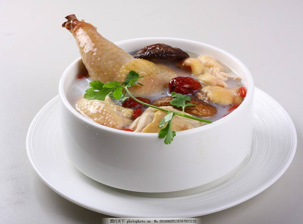 老厨师炖鸡汤的秘诀,没有特殊的调料,却因这几招令人馋的流口水